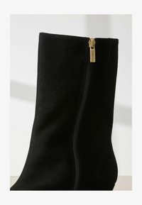 Valitud, black suede