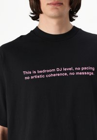 BOILER ROOM BEDROOM LEVEL DJ UNISEX - Μπλουζάκι με στάμπα - black