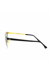 Occhiali da sole neri con una sottile montatura nera lucida e dettagli in metallo dorato. Le lenti sono scure e leggermente riflettenti.