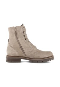 Stivale alla caviglia in suede beige con punta tonda, stringhe frontali, zip laterale, suola piatta e cuciture marroni a contrasto lungo la base.