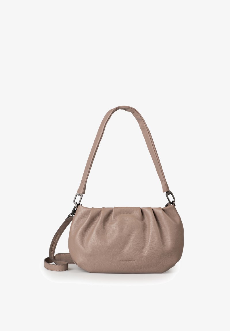 Weiche beige Leder-Umhängetasche mit gerafftem Design, verstellbarem Tragegurt und subtilen Hardware-Akzenten. Texturierte Oberfläche für zusätzlichen Halt.
