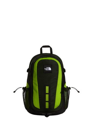 Czarny i jaskrawozielony plecak North Face z logo z przodu, pionowymi odblaskowymi pasami, siateczkowymi bocznymi kieszeniami i uchwytem do noszenia u góry.