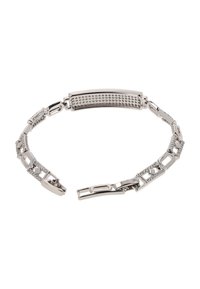 Brățară din metal argintiu cu un panou central texturat, design cu link-uri și accente, și închidere sigură cu clapă.