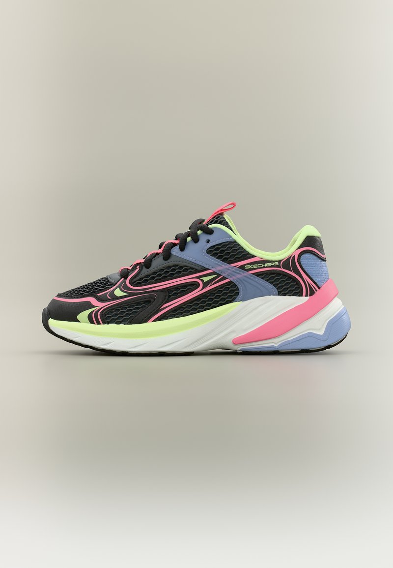 Μαύρο αθλητικό παπούτσι με ροζ, ανοιχτό πράσινο και μπλε λεπτομέρειες, επάνω μέρος από δίχτυ, παχύ λευκό πέλμα και μαύρα κορδόνια.