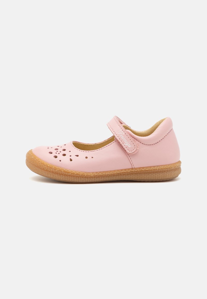 Chaussure en cuir rose avec un bout rond, motif floral perforé, sangle avec boucle ajustable et semelle en caoutchouc texturé.