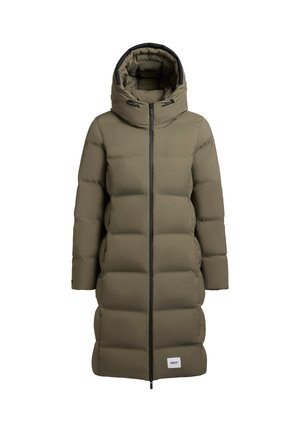 Maslinasto zeleni puffer kaput s visokim ovratnikom i podesivom kapuljačom, s punim patentnim zatvaračem, širokim kviltanim dijelovima i bočnim džepovima.
