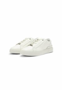 Sneakers bianchi in pelle con finitura testurizzata, lacci piatti, occhielli in metallo e un delicato accento beige sul lato. Punta arrotondata e suola spessa.