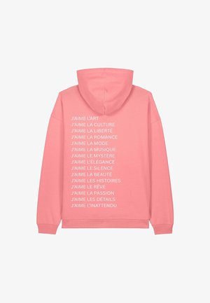 Roze hoodie met een buidelzak en een capuchon met trekkoord. Tekst in witte druk op de achterkant met verschillende zinnen in het Frans.