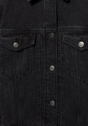 Jachetă de denim neagră, cu nasturi metalici cu apăsare în față și două buzunare la piept cu clapetă și închidere cu nasturi.