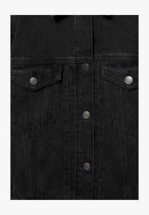 Veste en denim noire à l'avant avec boutons-pression métalliques et deux poches poitrine à rabat avec fermetures à boutons.