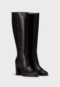 Botas de cuero negras hasta la rodilla con punta cuadrada, tacón alto grueso, textura lisa y cremallera lateral para facilitar el uso.