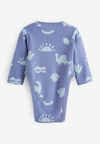 Langærmet baby body i blød blå ribbet stof, prydet med lyseblå dinosaur- og solmønstre, med rund hals og trykknaplukninger.