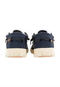 Baskets en toile navy avec un col rembourré, semelle en caoutchouc beige et accents orange. Comprend deux boucles à l'arrière pour un enfilage facile et un design texturé.