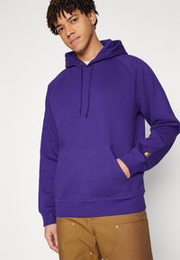 Carhartt WIP HOODED CHASE - Sweatshirt - tyrian/gold