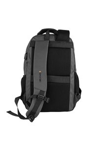 Mochila negra con paneles de malla texturizada, correas ajustables y detalle de logotipo. Cuenta con múltiples bolsillos y un diseño aerodinámico.