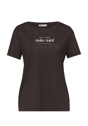 T-shirt marron foncé à manches courtes avec encolure ronde et texte blanc « Warm Breeze Atelier Soleil Natural Summer Selection » sur le devant.