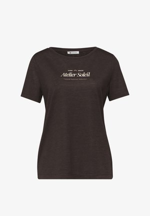 Ciemnobrązowa koszulka z krótkim rękawem, okrągłym dekoltem i białym napisem „Warm Breeze Atelier Soleil Natural Summer Selection” z przodu.