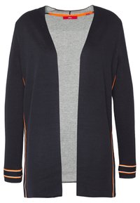 Strickjacke in dunkelblau mit grauem Innenfutter und orangefarbenen Akzentstreifen an den Ärmeln. Offenes Frontdesign und lange Ärmel.
