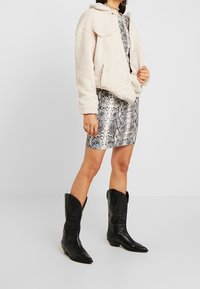 Vero Moda Tall Pletené šaty - white