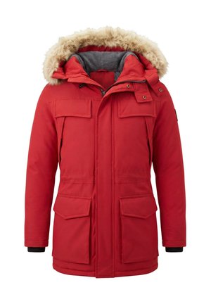 Rode winterparka met een bont gevoerde capuchon, meerdere voorzakken en een ritssluiting met drukknoopsluiting.