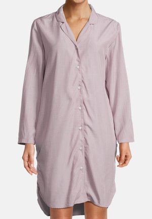 Robe button-up lavande clair avec manches longues, un col en V, et une silhouette droite, comportant une fermeture par boutons sur le devant et des fentes sur les côtés.