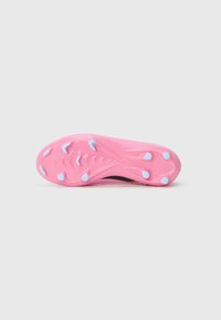 Roze voetbalschoen zool met uitgesproken studs en een gestructureerd oppervlak. Bevat donkere accenten en versterkte randen rondom.