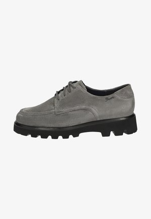 Chaussure en daim gris à lacets avec un bout arrondi, un dessus texturé et une semelle en caoutchouc noir robuste dotée d'un profond talon pour une meilleure adhérence.