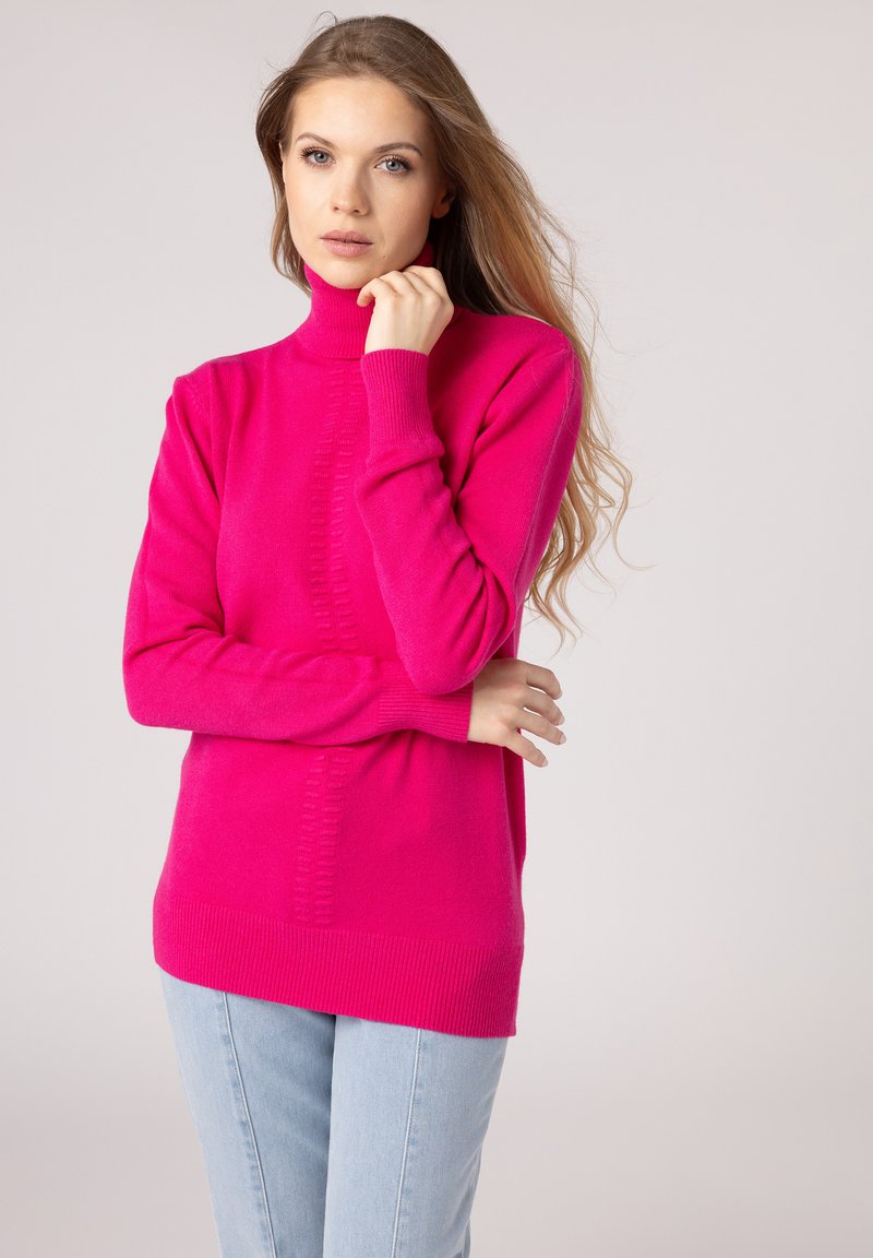 Maglione fucsia a collo alto realizzato in morbido tessuto a maglia, con polsini e orlo ribattuti, e una leggera texture verticale.