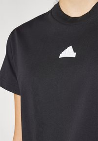 adidas Sportswear FUTURE ICONS THREE STRIPES - Apdrukāts T-krekls - black