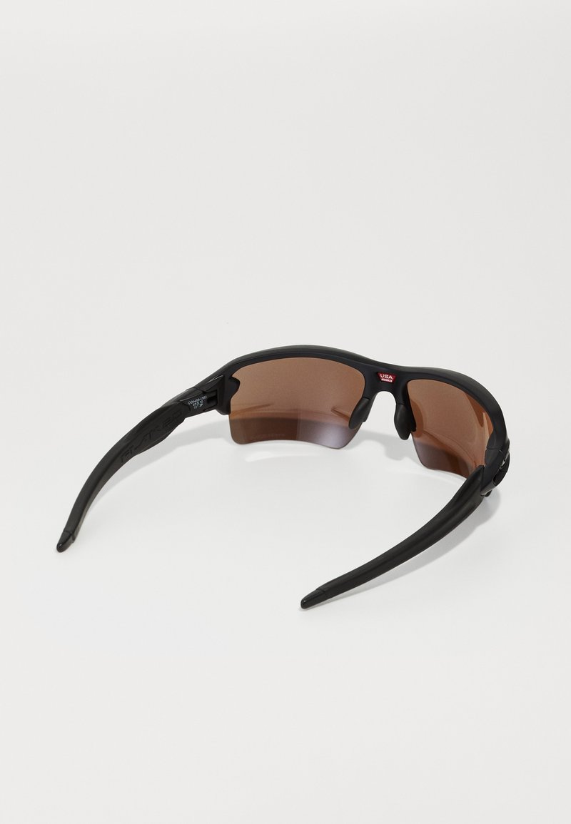 Schwarze Sonnenbrille mit Wraparound-Design, braun getönten Gläsern und strukturierten schwarzen Bügeln. Mit Markenkennzeichnung am Rahmen.