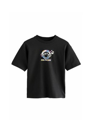 Sort bomulds T-shirt med korte ærmer, prydet med farverig "NY" grafik og teksten "FEEL THE RAVE", rund hals og løs pasform.