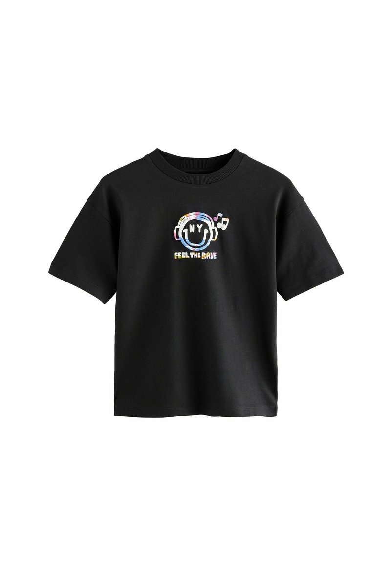 Schwarzes Baumwoll-T-Shirt mit kurzen Ärmeln, Rundhalsausschnitt, mit einem bunten Grafikdesign von Kopfhörern und dem Text "NY" und "FEEL THE RAVE."