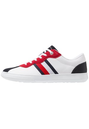 Biały niskoprofilowy sneaker z czerwonymi zamszowymi dziurkami na sznurówki, czarnymi akcentami na nosku i pięcie oraz czerwono-biało-niebieskimi paskami po boku.