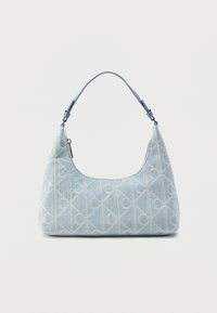 Τσαντάκι από ανοιχτό μπλε τζιν με δομημένο σχήμα, που διαθέτει διακοσμητικό σχέδιο και κοντό, ρυθμιζόμενο λουρί. Παρουσιάζει ασημένιες μεταλλικές λεπτομέρειες.