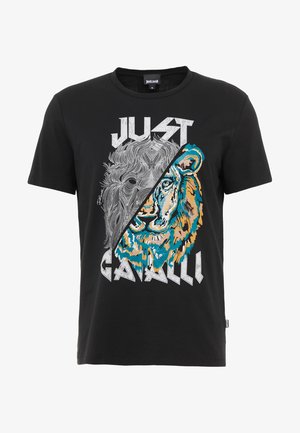 Schwarzes T-Shirt mit einem geteilten Design: einer detaillierten weißen Löwenmähne und einem farbenfrohen Tigerkopf, darüber und darunter der Schriftzug "JUST CAVALLI".