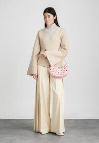 MCM AREN HOBO - Håndtasker - soft pink