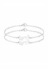 Zilveren dubbele kettingarmband met vlinder-vormige accenten, voorzien van complexe uitsnijdingen en veerring-sluitingen.