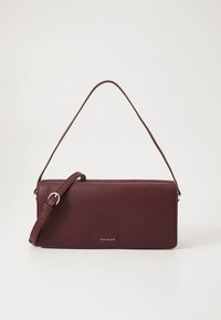 Stačiakampė tamsiai bordo odinė rankinė su tekstūruota paviršiaus danga, reguliuojama rankena ir mažas auksinės spalvos „Ted Baker“ logotipas priekyje.