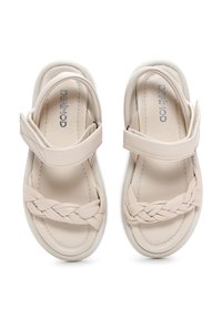 Beige geweven sandalen met verstelbare klittenbandsluitingen, gevoerde inlegzool, ronde teen en witte rubberen zool.
