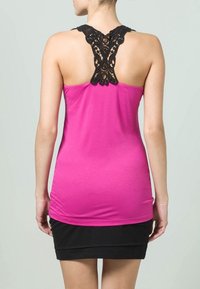 Top rosa con un design aderente, caratterizzato da dettagli in pizzo nero sulla schiena. Il materiale è liscio con una texture leggermente elasticizzata.