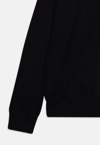 Czarna bluzka z długim rękawem i kieszenią z przodu, z prążkowanymi mankietami i dolnym brzegiem, pokazana na białym tle.