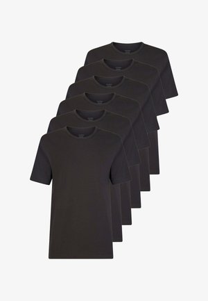 Set di sette T-shirt nere, a maniche corte, collo rotondo, realizzate in cotone, con una texture liscia e senza motivi o accenti visibili.