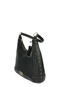 Borsa a tracolla nera intrecciata con superficie testurizzata, caratterizzata da un'accoppiatura in oro nella parte inferiore e dettagli in borchie sulla tracolla.