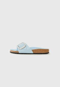 Sandal de slide azul com uma faixa larga, apresentando uma grande fivela prateada. Palmilha em cortiça e sola exterior em borracha preta para aderência e conforto.