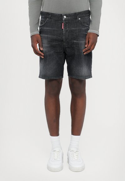 Shorts in denim nero con un classico design a cinque tasche, leggero sbiadimento e un'etichetta rossa a contrasto in vita. Abbinali a sneakers bianche.