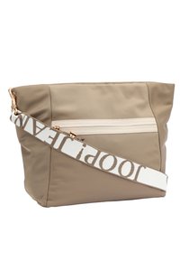 Borsa a tracolla beige con tasca frontale con zip e ampia tracolla bianca caratterizzata da un audace motivo testuale marrone.