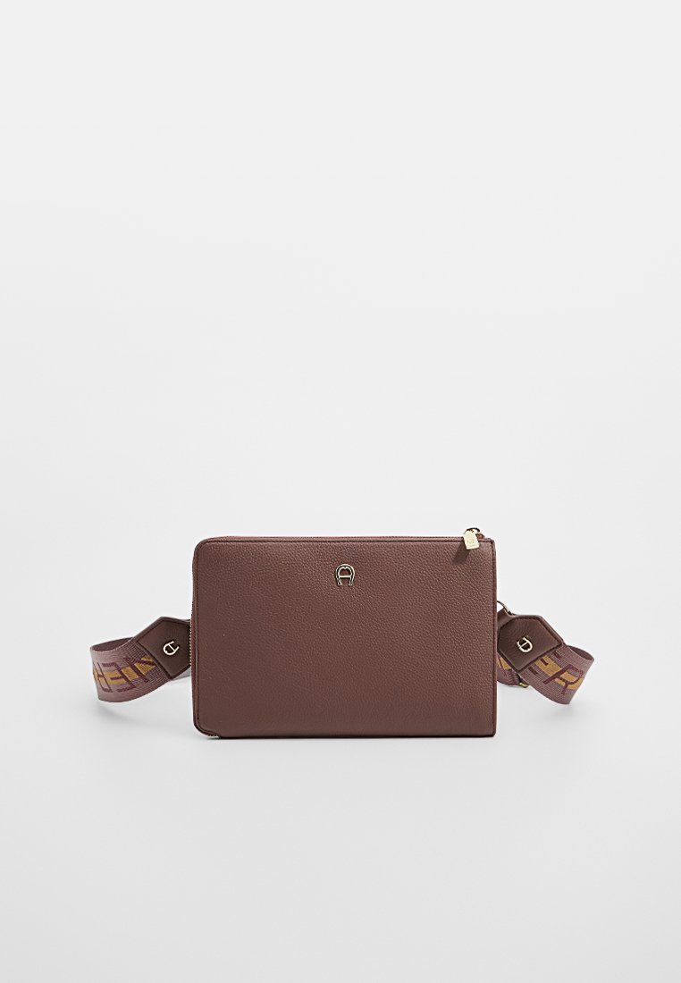 Rechteckige, braune Leder-Crossbody-Tasche mit goldener Reißverschluss, kleinem goldenen Logo und verstellbarem, gemustertem Stoffgurt.