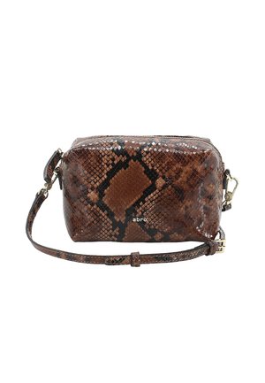 Umhängetasche mit braunem und schwarzem Schlangenledermuster, verstellbarem Riemen und goldfarbenen Metallteilen, "abro"-Logo in der Mitte vorne.