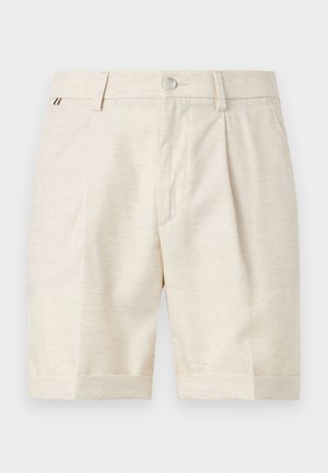 Μπεζ σορτς προσαρμοσμένου μήκους μέχρι το γόνατο με κούμπωμα με κουμπί, θηλιές για ζώνη και διακριτικές πτυχώσεις στο εμπρός μέρος σε μονόχρωμο φόντο.