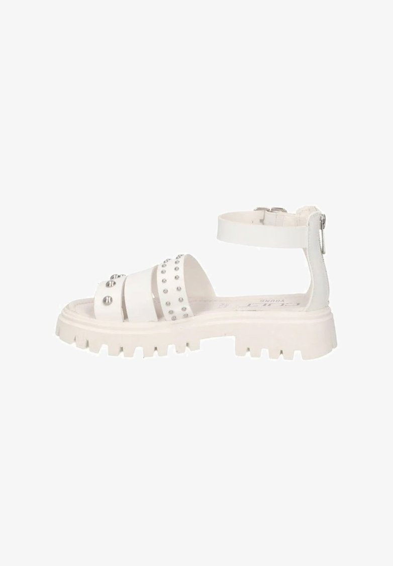 Sandal bianco con suola spessa, multiple cinghie larghe, accenti con borchie e una cinghia alla caviglia regolabile con chiusura a zip.